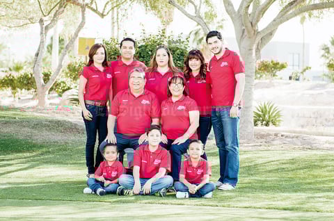 14092015 EN FAMILIA.  Salvador y Socorro acompañados de sus hijos, hijos políticos y nietos en el festejo por sus 40 años de casados.