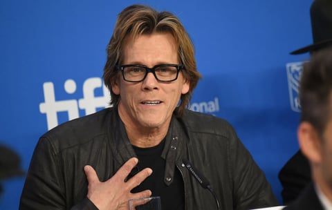 Kevin Bacon da vida al personaje de "Charles McGuire" en la película.