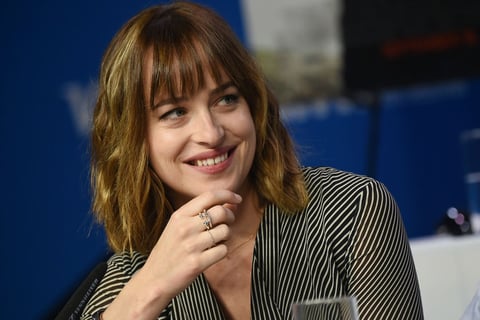 Dakota Johnson comparte créditos con Johnny Depp en Black Mass.