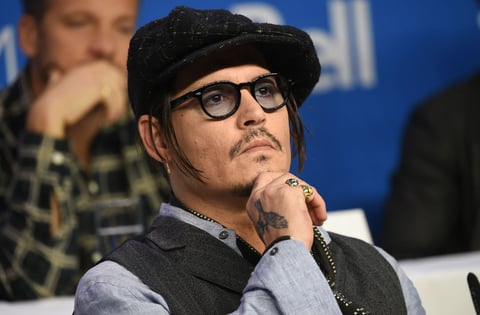 Johnny Depp interpreta a James “Whitey” Bulger, un mafioso de Boston que construyó un imperio criminal mientras actuaba como informante del FBI.