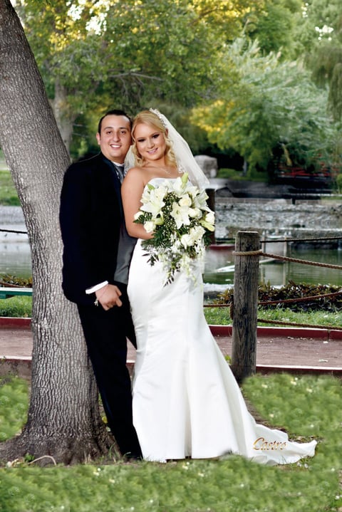 13092015 Unieron sus vidas en sagrado matrimonio, Nora Selene Mendoza Valle y José David Fraire Rodríguez, el 22 de agosto de 2015, en punto de las 6:00 p.m., en el Centro Saulo. Presentes estaban sus queridos padres: Pedro Mendoza García y Guadalupe Valle Aguilar; Juan Vladimir Fraire Galván y Albertina Rodríguez Alcantar.- Castro Fotografía