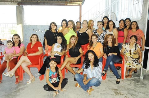 15092015 CELEBRAN.  Amigas y familiares festejaron con una despedida a Norma Alica Peña R.