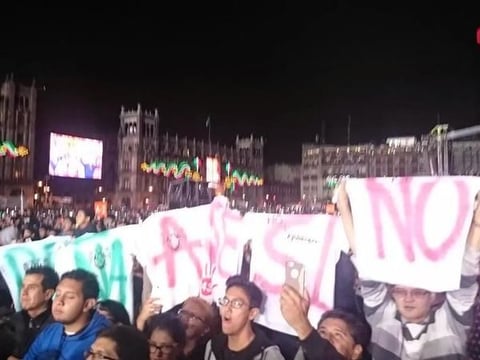 Entre los asistentes, jóvenes se manifestaron contra Peña Nieto.