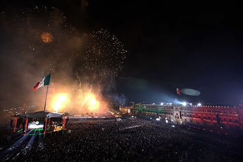 Provenientes de municipios del Estado de México cientos de personas fueron acarreadas a la ceremonia del Grito de Independencia.