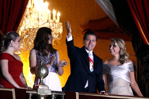 En punto de las 23:00 horas, junto con su esposa, Peña Nieto salió al balcón de Palacio Nacional para lanzar la arenga ante los asistentes.