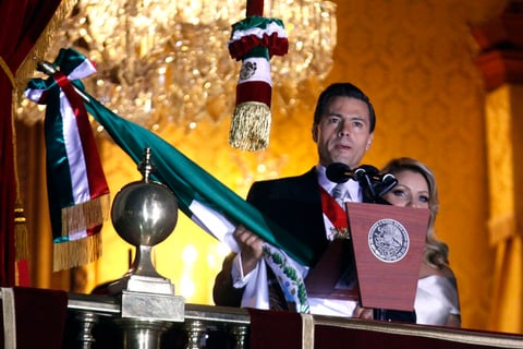 El presidente Enrique Peña Nieto dio el Grito de Independencia en el Zócalo de la Ciudad de México.