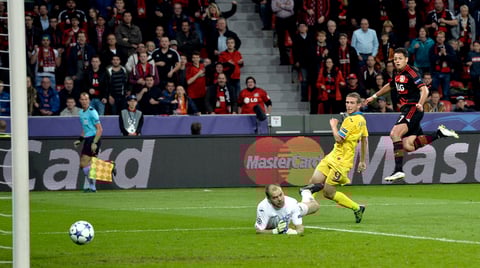'Chicharito' definió de manera perfecta entre las piernas del arquero.