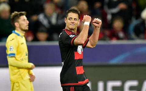 'Chicharito' anotó su primer gol con la camisera del Bayer.