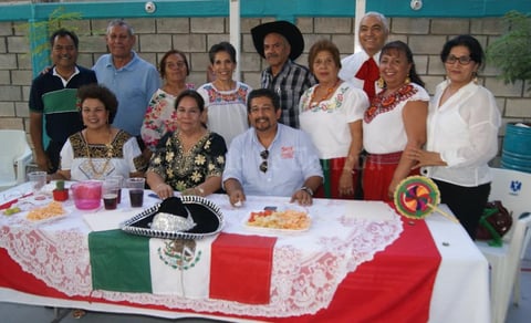 16092015 Maestras asistentes lucieron trajes típicos.