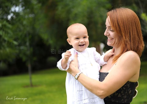 María Isabel acompañada de su madrina, Mary Loli Garza