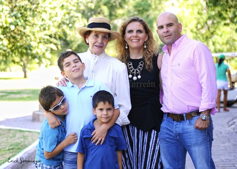 Acompañada de Iván, Ana Luisa, Santiago, Patricio y Mauricio