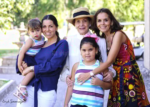 Acompañada de Pamela, Luisa, Romina y Pecky