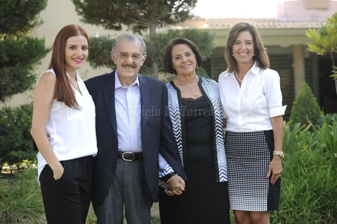 Acompañados de sus hijas, Liliana y María Cristina Fernández Murra.