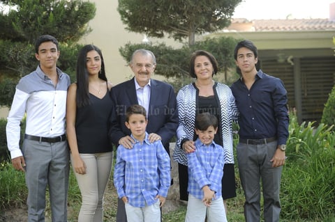 El feliz matrimonio acompañado de sus nietos.