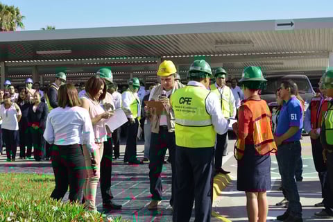 Las Comisión Federal de Electricidad, evacuó en dos minutos a más de 340 personas en el Parque Industrial.