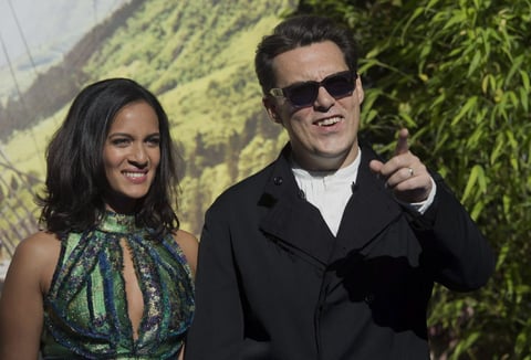 El director Joe Wright arribó al lado de su esposa Anoushka Shankar.