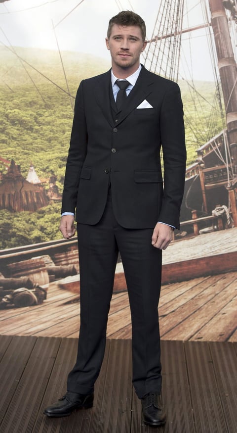 Garrett Hedlund fue elegido como una versión joven del Capitán Garfio en esta versión.