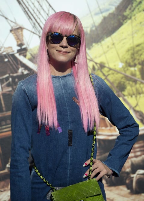 Lily Allen lució su cabellera rosada en el evento.