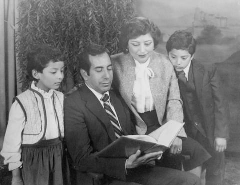 20092015 Raúl Muñoz de León y Lupita Segovia Cuevas en el 15 aniversario de su
matrimonio, celebrado en Gómez Palacio, Dgo., en 1984, acompañados de sus hijos, Raúl Netzahualcóyotl y Cinthia Valeria.