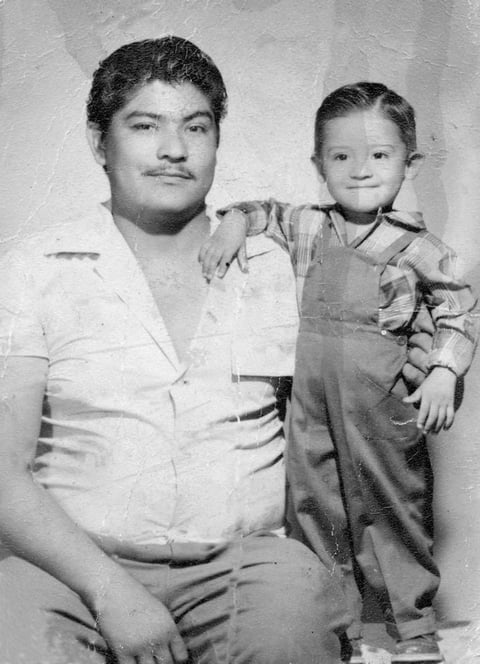 20092015 Ernesto Reséndiz López (f) y Ernesto Reséndiz Arreola
a la edad de dos años. Actualmente, radica en Dallas, Texas. Captados el 19 de septiembre de 1961.