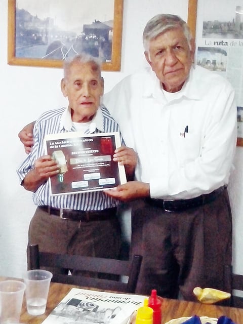 20092015 Don Ramón Blas de Luna Sornia recibiendo un merecido reconocimiento.