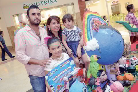 20092015 EN LA PLAZA COMERCIAL.  Julio César, Rosa Fernanda, Thalía y Michelle.