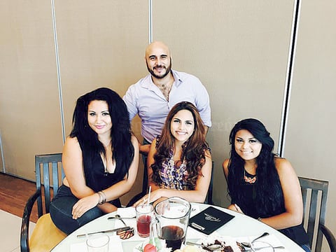21092015 EN RECIENTE FESTEJO.  Efraín con Any, Astrhit y Karen.