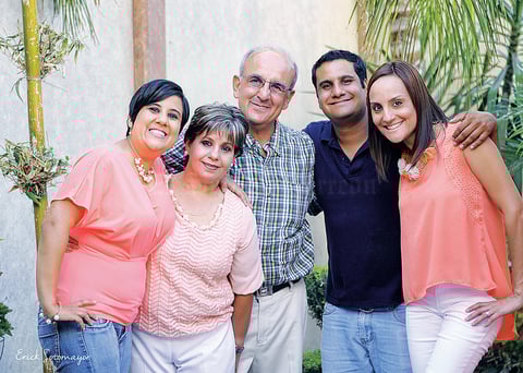 21092015 EN FAMILIA.  Gerarda y César del Bosque acompañados de sus hijos Laura, Rosita y Gerardo.