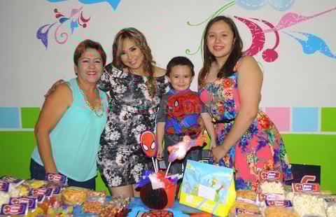 22092015 FELIZ CUMPLE.  Ulises Tadeo con Karina Fernández, Melissa Zermeño y su abuelita.