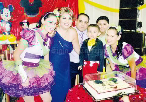 20092015 El festejado lució muy contento junto a sus papás y su hermanito Daniel Gámez.