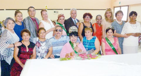 20092015 Reyna y princesas acompañadas del Prof. Rafael Gaona Morales y la Mesa Directiva de Jubilados y Pensionados de conocida institución.