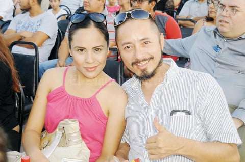 20092015 ASISTEN A CONCIERTO.  Xóchitl y Enrique.