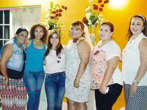 20092015 Acompañaron a la novia en este día tan importante: Martha Ivonne Valenzuela, Stephany Ortiz, Cecil Minaya, Samantha Vélez y Elisa Rivas.