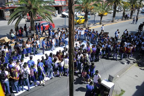 Autoridades de la Universidad Autónoma de Coahuila acudieron para dialogar con las y los estudiantes.