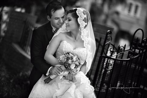 20092015 Laura Ivett y Ricardo Rodrigo en una foto de estudio el dÃ­a de su boda.- Laura Grageda Estudio