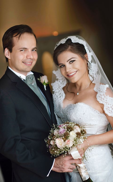 20092015 Ing. Laura Ivett Aguilera Velásquez e Ing. Ricardo Rodrigo Rocha Páez unieron sus vidas el 12 de septiembre de 2015. Los acompañaron sus padres: Jesús Fernando Aguilera de la Rosa y Fátima del Rosario Velásquez Miranda; Dr. Gerardo Raúl Rocha Garza y Dra. Yolanda Páez Durán.- Laura Grageda Estudio