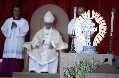 El papa pronunció luego la fórmula: "En honor de la Santísima Trinidad, por la exaltación de la fe católica y el incremento de la vida cristiana, con la autoridad de nuestro Señor Jesucristo y de los santos apóstoles Pedro y Pablo, después de haber reflexionado largamente e invocado la ayuda divina y escuchando el parecer de muchos de nuestros hermanos obispos, declaramos santo a Junípero Serra".