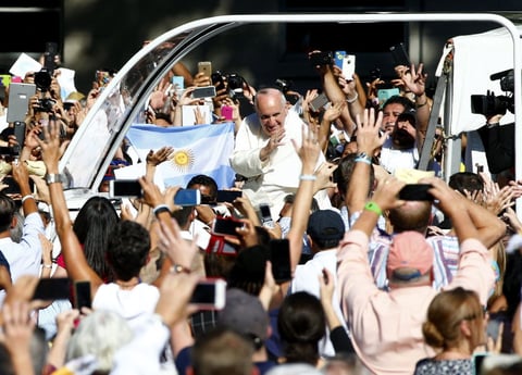 Francisco llegó a la sede de la ceremonia tras un recorrido en su papamóvil.