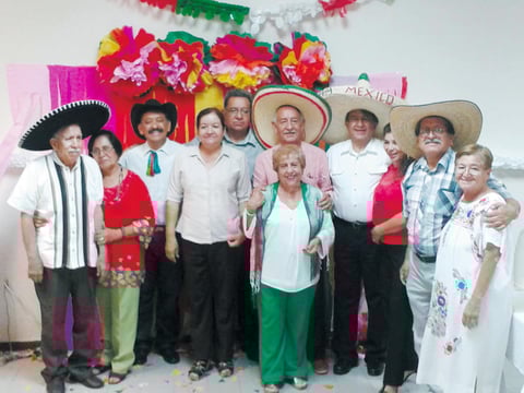 23092015 CELEBRAN EN FAMILIA.  Familia Mota García en su Noche Mexicana.