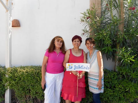 24092015 Profra. Laura Peña de la Rosa el día de su jubilación, la
acompañan Gabriela Yáñez Martell y María Luisa Amabilia Ordaz.
