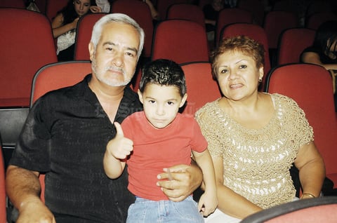 24092015 Mario Alberto González, Denisse González y Diego Alejandro  González.