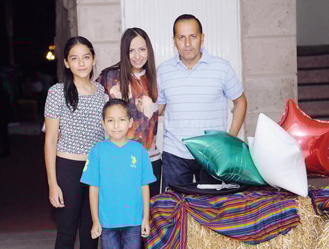 24092015 EN FAMILIA.  Ana Sofía, Lorena, Miguel y Sabino.