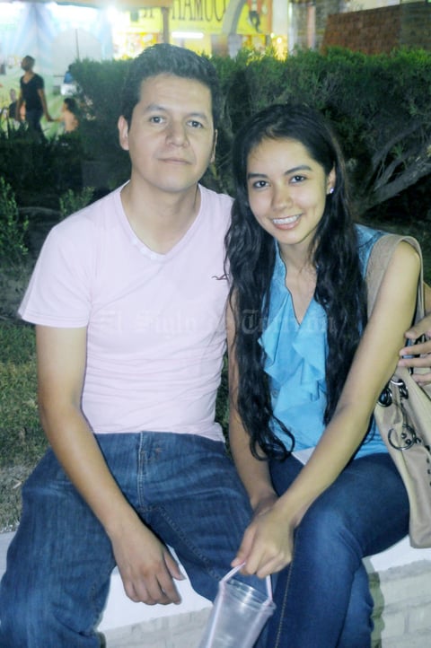 24092015 EN LA FERIA.  Carlos y Leslie.