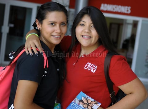 25092015 ESTUDIANTES.  Naomi y Ana Paola.