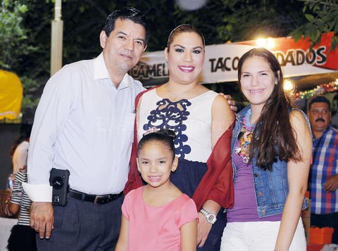 25092015 EN FAMILIA.  Ariel, Cristina, Miriam y Marlene.