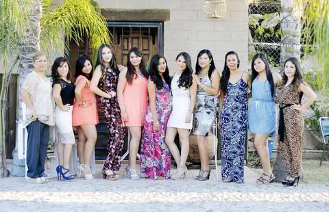 27092015 CERCA DE LLEGAR AL ALTAR.  Monserrat Atilano Camino junto a sus amigas en la despedida de soltera que se le organizó por su próximo matrimonio.