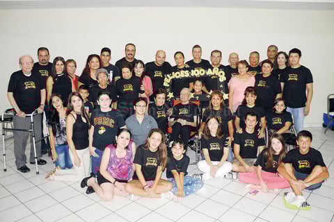 27092015 CUMPLE CIEN AñOS DE VIDA.  Alfonso Porfirio Hernández Rodríguez junto a sus hijos y nietos en la celebración que se le organizó por su cumpleaños.