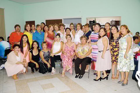 27092015 FELIZ CUMPLEAñOS.  Hilda María acompañada de sus amigas.