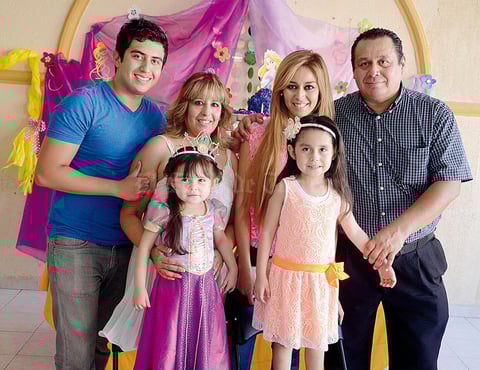 27092015 Bonitos regalos y muchas felicitaciones recibió la pequeña Farah de sus invitados.