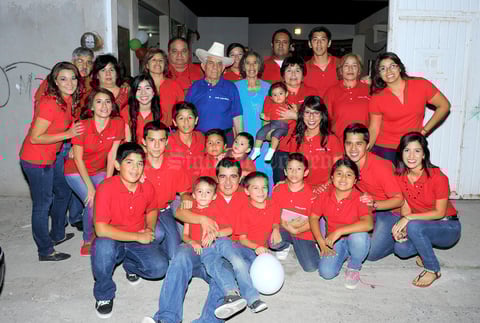 27092015 CUMPLE 80 AñOS.  Lucía Moreno Manquero celebró en grande. La acompañaron su esposo, Rafael Valero Moreno, sus hijos y nietos.